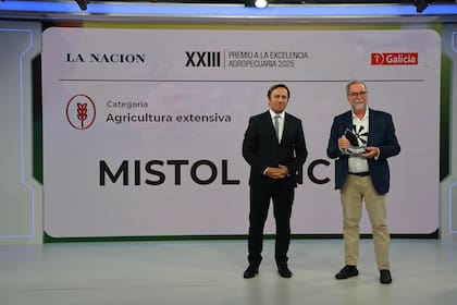 En manos de José del Rio, el representante de Mistol Ancho, Daniel Enrique Bartolucci, recibió el galardón por Mejor Agricultura Extensiva