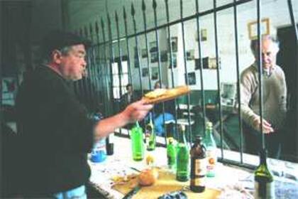 En la Esquina de Argúas ofrecen caña de ombú y tabla de quesos