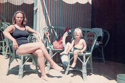 En Mar del Plata, con su mamá, Lidia Sawicki. La acompañé toda la vida, dice orgullosa de la carrera de su hija