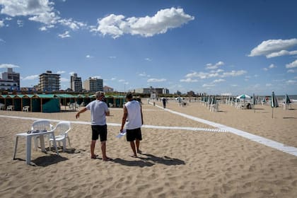 En Mar del Plata desarman algunas líneas de carpas para garantizar más playa pública