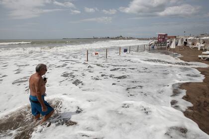 En Mar del Plata, el agua registra la temperatura media más baja en seis años. Ayer la marea subió más de la altura promedio