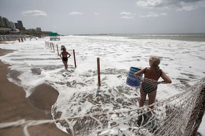En Mar del Plata, el agua registra la temperatura media más baja en seis años. Ayer la marea subió más de la altura promedio