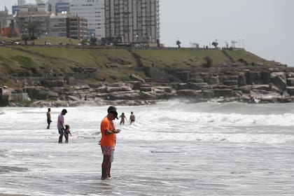 En Mar del Plata, el agua registra la temperatura media más baja en seis años. Ayer la marea subió más de la altura promedio