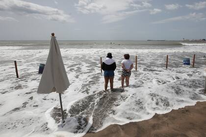 En Mar del Plata, el agua registra la temperatura media más baja en seis años. Ayer la marea subió más de la altura promedio