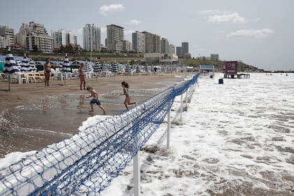 En Mar del Plata, el agua registra la temperatura media más baja en seis años. Ayer la marea subió más de la altura promedio