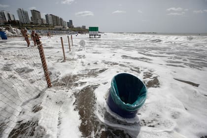 En Mar del Plata, el agua registra la temperatura media más baja en seis años. Ayer la marea subió más de la altura promedio