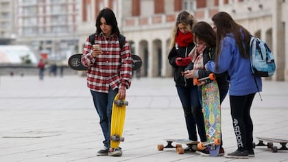 Buscando Pokémones en Mar del Plata. Si los chicos van a estar en la calle cazando monstruos con el celular, deben ir acompañados de un adulto