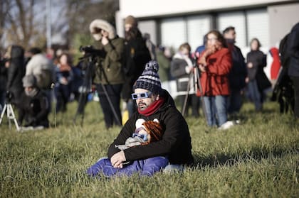 En Mar del Plata gran cantidad de gente se reunió para ver el eclipse