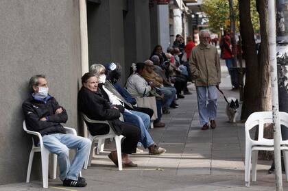 Jubilados en la calle, esperando para cobrar su jubilación en Mar del Plata