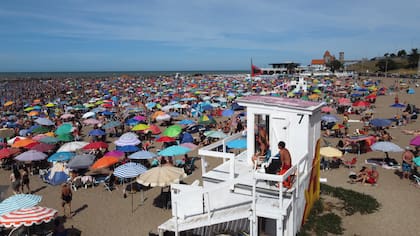 En Mar del Plata, los problemas afectan solo a los guardavidas que dependen de concesionarios; con el municipio hubo acuerdo