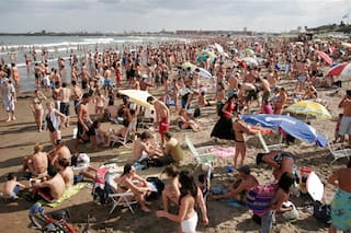 Comenzarán a aplicar multas a los fumadores en las playas de Mar del Plata