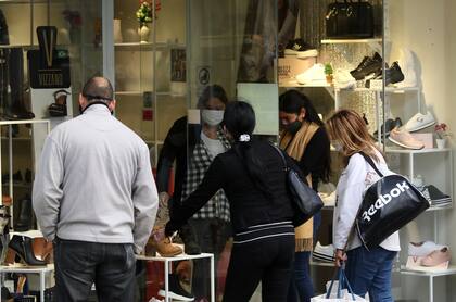 Mucha gente aprovechó la salida para hacer compras