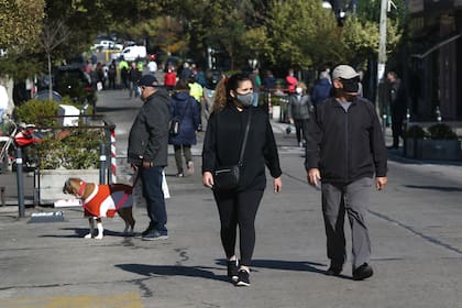 La municipalidad convirtió en peatonales tramos de San Juan y Güemes.En la primera todo fue normal y moderado. En la otra, un exceso.