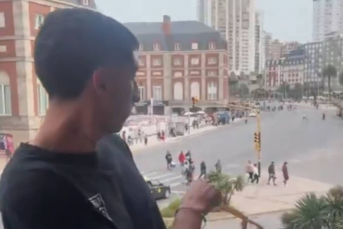 Eles se filmaram jogando pedras em pessoas que caminhavam perto do cassino Eles se filmaram jogando pedras em pessoas que caminhavam perto do cassino