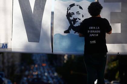 En Mar del Plata un hombre arma una bandera con el rostro de Néstor Kirchner, a 10 años de su muerte