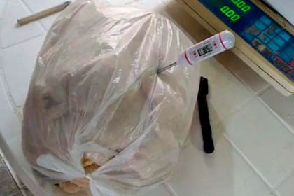 En Mar del Plata, una fábrica fue clausurada por guardar milanesas de pollo en tachos de pintura