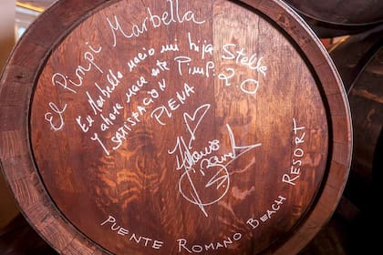 “En Marbella nació mi hija Stella
y ahora nace este Pimpi 2.0. Satisfacción
plena”, escribió Antonio Banderas en una de las barricas, donde también plasmaron su
firma en el pasado reconocidas figuras, como
Lola Flores, Pablo Picasso y Salvador Dalí.