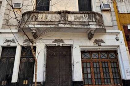 En Mario Bravo 345/49, se subastará un departamento en planta baja