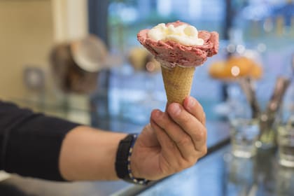 En Martinelli heladería no sirven el helado de manera tradicional sino con forma de rosa