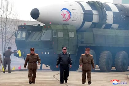 En marzo, Corea del Norte hizo un desfile donde exhibió el misil balístico intercontinental más grande conocido hasta ahora