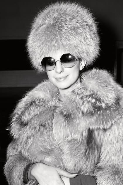 En marzo de 1969, Barbra llega al aeropuerto de Heathrow con gorro y abrigo de piel, y con originales gafas de sol.