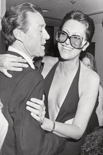 En marzo de 1977 con Halston, el modisto que
fue su amigo inseparable durante sus años en Nueva York.