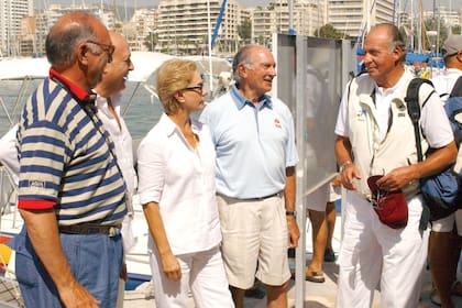 En marzo de 2002, el rey Juan Carlos de España conversa con los Herrera en el marco de la XXI Copa del Rey, en Palma de Mallorca.