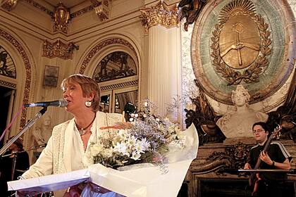 En marzo de 2004 Teresa Parodi se presentó con su show en el Salón Blanco de la Casa Rosada