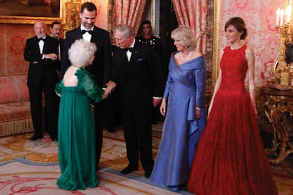 En marzo de 2011, durante la cena de gala que Felipe y Letizia ofrecieron en el Palacio Real, en Madrid en honor al rey Carlos de Inglaterra y su esposa Camilla (cuando todavía eran príncipe de Gales y duquesa de Cornwall, respectivamente) por su visita a España.