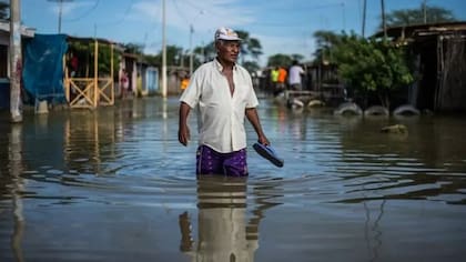 En marzo de 2017, El Niño provocó el desborde de ríos fangosos a lo largo de toda la costa peruana, aislando comunidades y barrios enteros, como el de esta imagen, tomada en Piura, en el norte