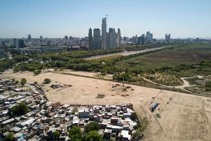 En marzo de 2018 se veía el terreno preparado para construir los 46 edificios con más de 600 departamentos; de fondo, las torres de Puerto Madero y la reserva ecológica de Costanera Sur