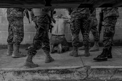 En marzo de 2022, 92 personas -incluyendo conductores de colectivos, vendedores ambulantes y compradores- fueron asesinados en El Salvador por una pelea entre pandillas.