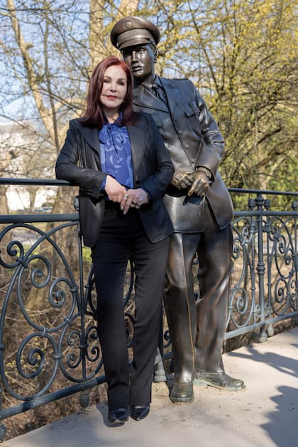 En marzo de este año, en Bad Nauheim, Alemania, posa junto a una estatua de Elvis Presley.