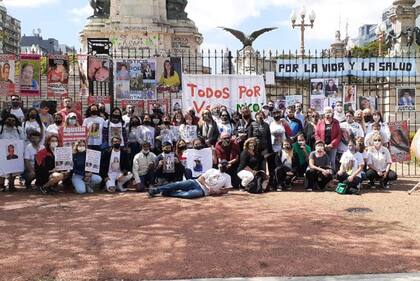 En marzo, los familiares de la ONG por la Salud y la Vida, se reunieron frente al Congreso de la Nación para presentar su proyecto de Ley Nicolás