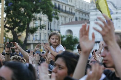 En más de 300 localidades de Argentina la gente se unió para cantar Inconsciente colectivo, un himno del rock nacional