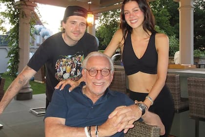 En más de una ocasión,
el mayor de los hijos de David y Victoria compartió en sus redes el excelente
vínculo que mantiene con su suegro.