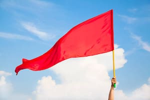 En más de una ocasión una escena de celos fue considerada una "red flag" en una relación, pero los expertos dicen otra cosa al respecto (Foto: iStock)
