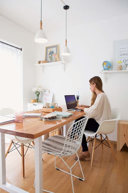 En materia de iluminación, para el home office se recomiendan luces planas de trabajo, es decir, directas y enfocadas sobre el escritorio. FOTO: Santiago Ciuffo / Revista Living