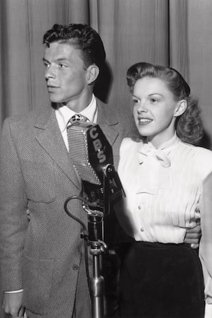 En mayo de 1944 junto a Judy Garland, en un estudio de CBS, durante una actuación para el programa de radio de Sinatra, “Your Hit Parade”. La relación entre el artista y Garland (clandestina y en paralelo con otros romances de ambos), se prolongó entre 1944 y 1949.
