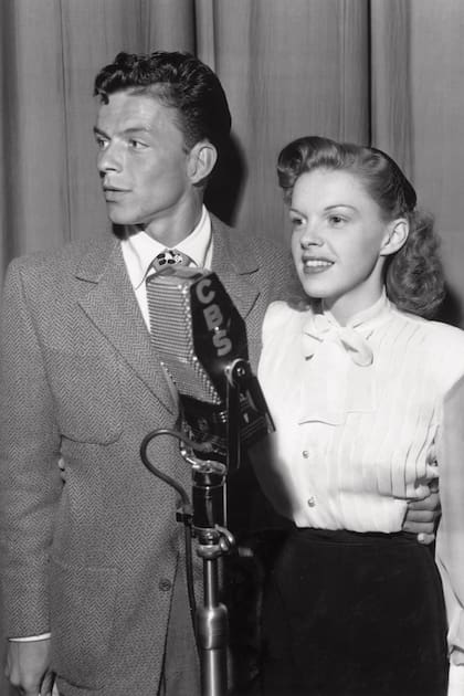 En mayo de 1944 junto a Judy Garland, en un estudio de CBS, durante una actuación para el programa de radio de Sinatra, “Your Hit Parade”. La relación entre el artista y Garland (clandestina y en paralelo con otros romances de ambos), se prolongó entre 1944 y 1949.