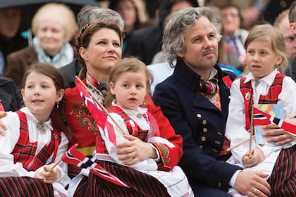 En mayo de 2013, Marta Luisa junto a quien entonces era su marido, el escritor Ari Behn (se quitó la vida en 2019), y sus hijas, en Southwark Park, mientras celebraban el Día Nacional de Noruega en Londres.