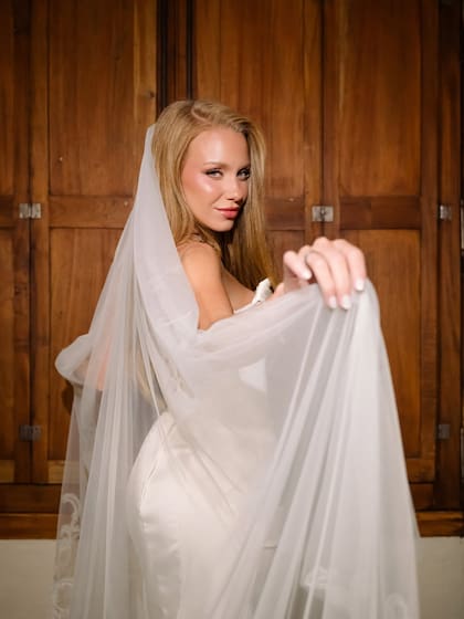 En mayo de 2024, en diálogo con LA NACION, la cordobesa había dicho que antes de conocer a Cabré no soñaba con pasar por el altar. "Hasta hace poco te decía que ni loca, pero cuando te ponés en pareja empezás a proyectar y a tener estas ideas de casarse. Creo que sería divertido, nos gustaría", dijo entonces a este medio
Fotos: @mauriciogaray_