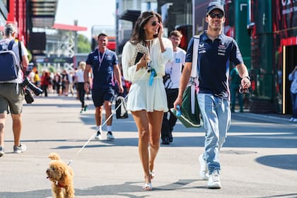 En mayo de este año, en Barcelona, antes de la carrera de F1, caminando con Kika (es imagen de varias marcas de moda y estudia un master en Marketing) y Simba, su inseparable caniche.