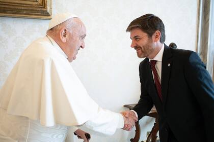 En mayo del año pasado, el Papa recibió al presidente de la Asociación de Magistrados, Andrés Basso, en una audiencia privada, en Roma. Basso fue uno de los jueces que condenó a Cristina Kirchner en el caso Vialidad. Según la Asociación de Magistrados, en ese encuentro compartieron "pareceres sobre el funcionamiento de la Justicia y la importancia de una justicia con mirada humanitaria”.