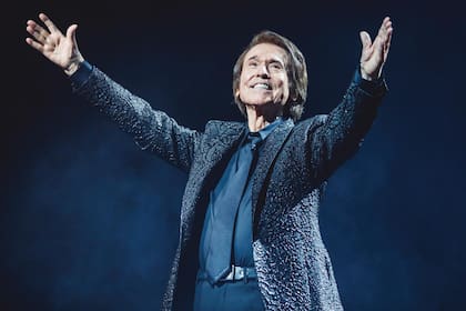 En mayo se presentó en el Luna Park como parte de su tour Raphael 6.0-60 años, una gira con la que celebró seis décadas con la música.