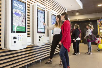 En McDonald’s, Florencia Santucho y Mercedes Lavigne hacen su pedido a través de pantallas