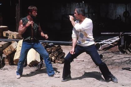 En McQuade, lobo solitario, Norris enfrenta a David Carradine