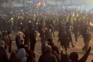 En medio de crecientes protestas, Irán corta el acceso a internet a la población