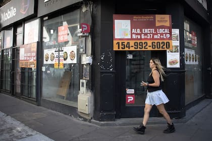 En medio de la caída y amesetamiento del consumo en Argentina, el número de locales vacíos en los principales corredores comerciales de la ciudad de Buenos Aires aumentó 38,5 por ciento interanual en el primer bimestre de 2026