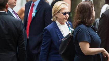 En medio de la campaña presidencial de EE.UU., Hillary Clinton fue a una ceremonia conmemorativa de los atentados del 11 de septiembre con neumonía